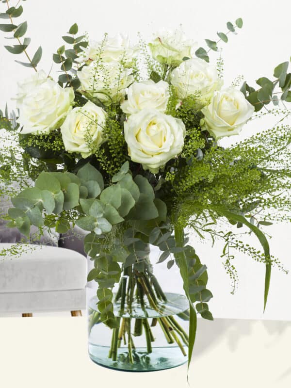 10 witte rozen met eucalyptus bezorgen