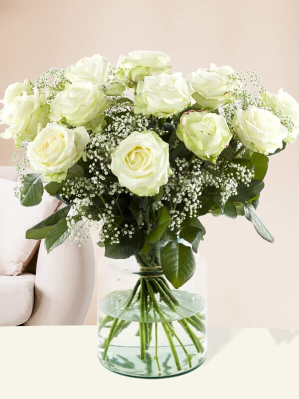 15 witte rozen met gipskruid bezorgen