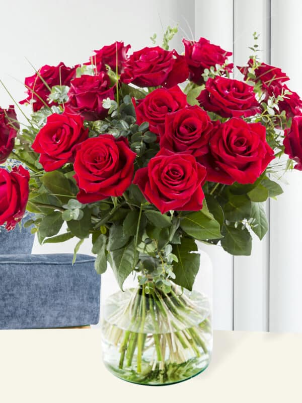 20 rode rozen met eucalyptus - EverRed bezorgen