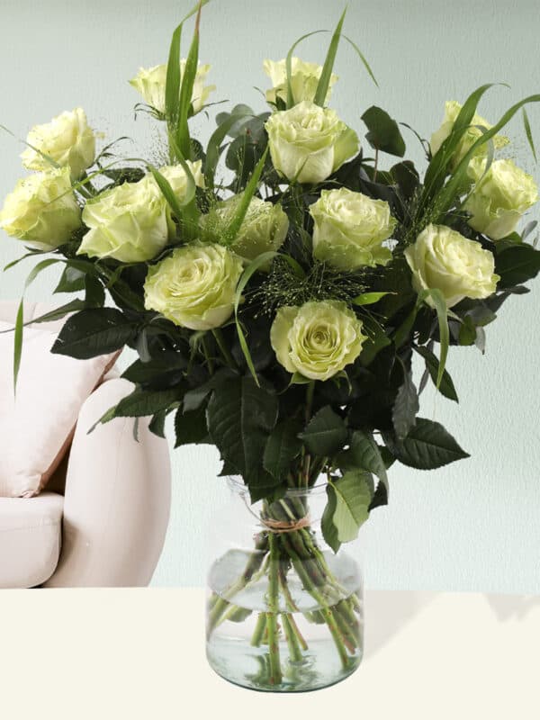 Groen rozenboeket met panicum en eucalyptus bezorgen