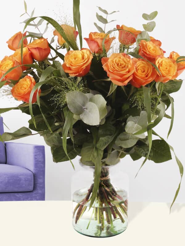 Oranje rozenboeket met panicum en eucalyptus bezorgen