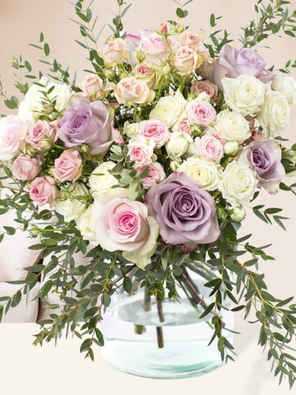 Pastel getinte rozen met eucalyptus bezorgen
