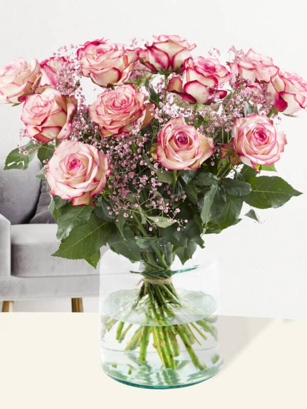 Rozenboeket Paloma met roze gipskruid bezorgen