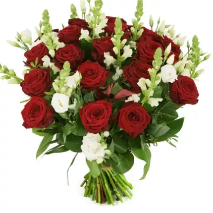 Altijd raak: Rode rozen en witte bloemen
