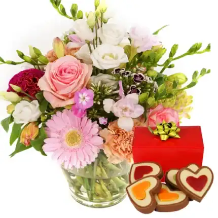 Bloemen met vaas + hartjes chocolade
