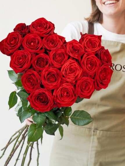 Boeket rode rozen in hartvorm - Red Naomi - Valentijnsdag bezorgen