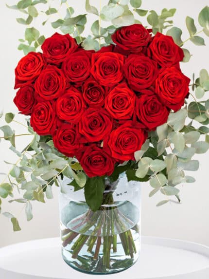 Boeket rode rozen in hartvorm met eucalyptus - Red Naomi - Valentijnsdag bezorgen