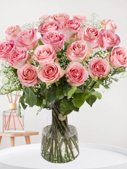 Roze rozen met gipskruid - Hermosa bezorgen